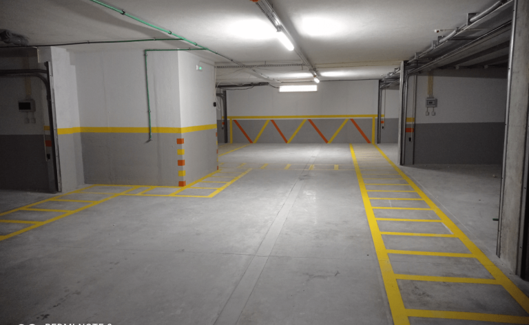 Pintura Interior de tetos e paredes de garagens. Pintura de marcações de sinalização e lambrim
