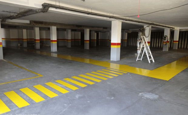 Pintura de tetos e paredes de garagens a rolo. Pintura de marcações no chão e lambrins da parede.