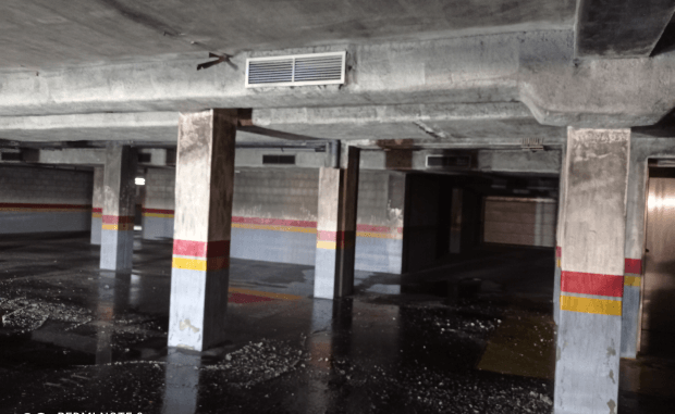 Pintura de tetos e paredes de garagens a rolo. Pintura de marcações no chão e lambrins da parede.