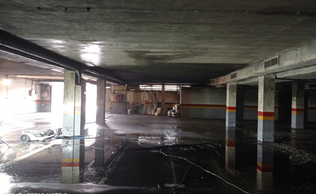 Pintura de tetos e paredes de garagens a rolo. Pintura de marcações no chão e lambrins da parede.