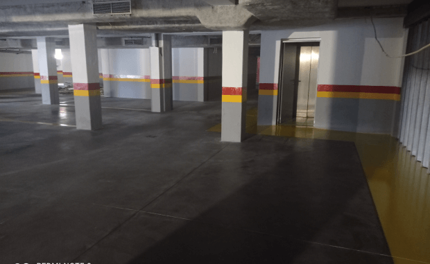 Pintura de tetos e paredes de garagens a rolo. Pintura de marcações no chão e lambrins da parede.