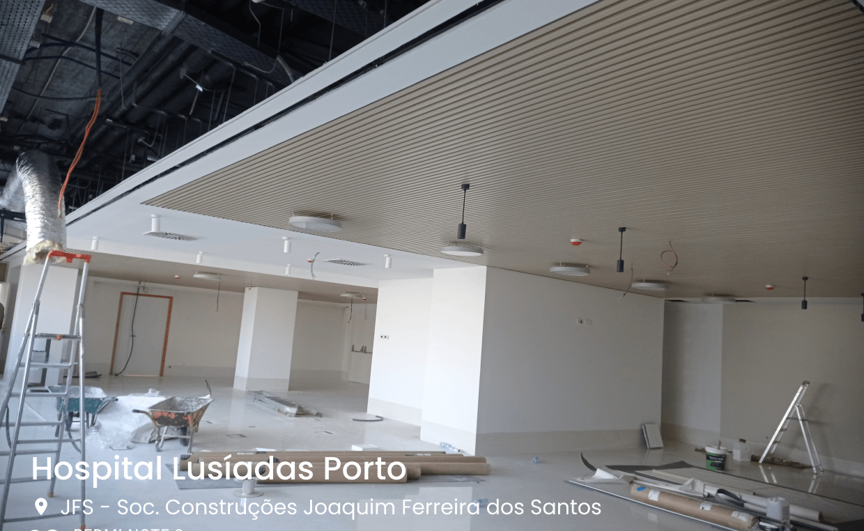 Pintura de tetos e paredes a rolo. Pintura de teto preto com pistola de pintura airless.